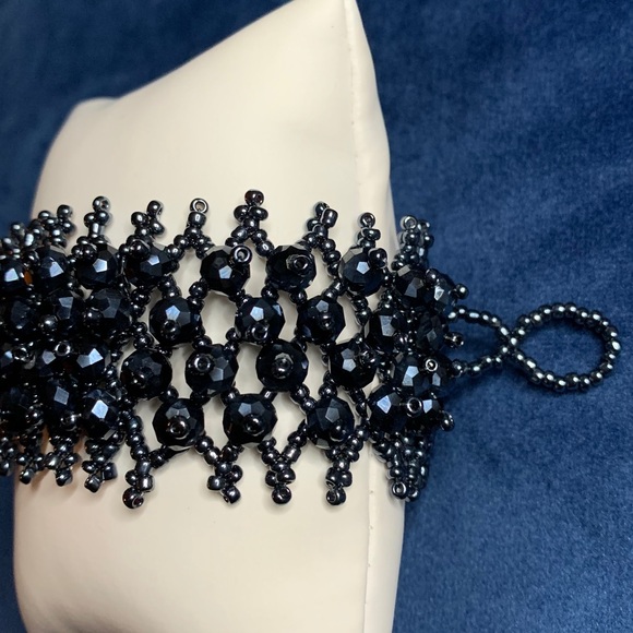 Shiny dark gray/metallic look beads bracelet. - Picture 5 of 8